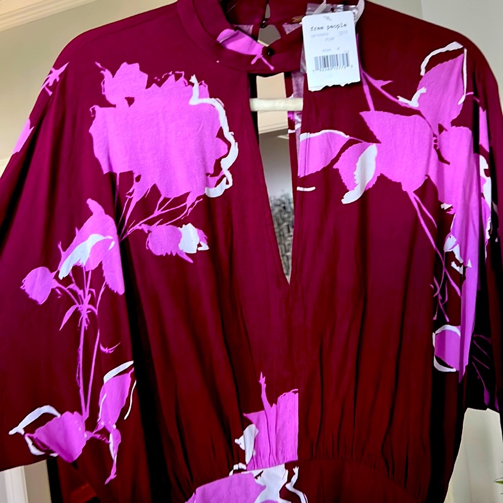 It’s ‘Free People’ peps! Neva worn! Beautiful plum color floral blouse!